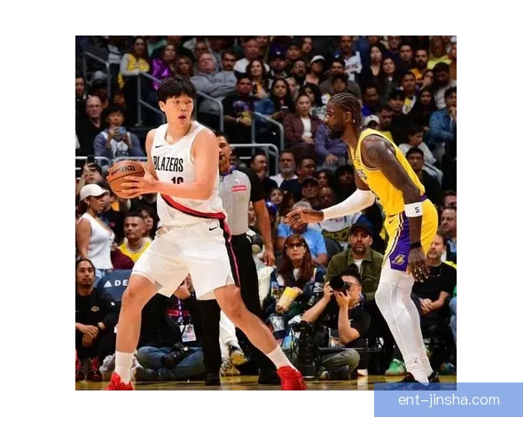 杨瀚森赛后与裁判工作人员握手并收回混音队比赛用球展现社交魅力